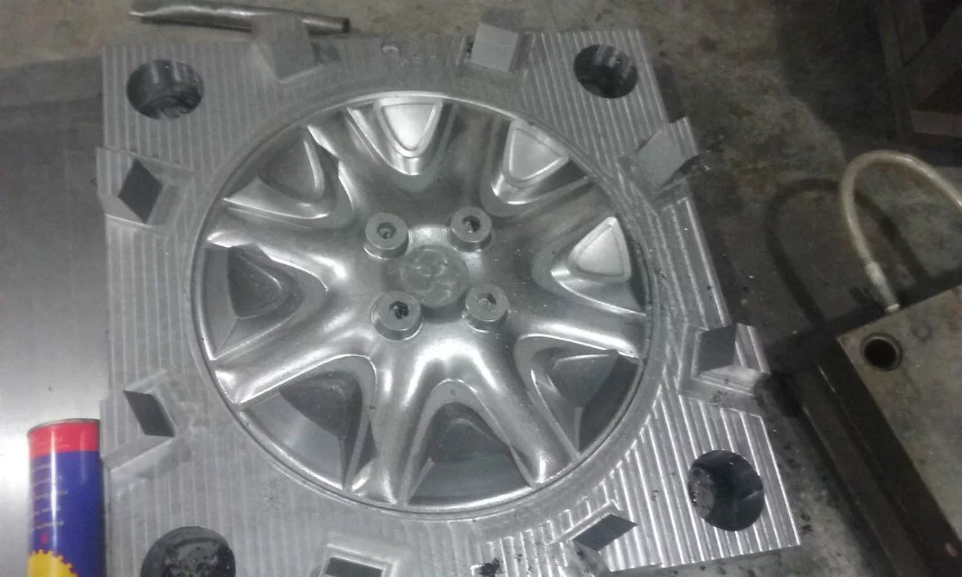 汽車(chē)輪轂塑膠模